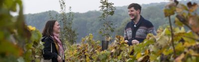 Photo d'un homme et une femme au milieu des vignes